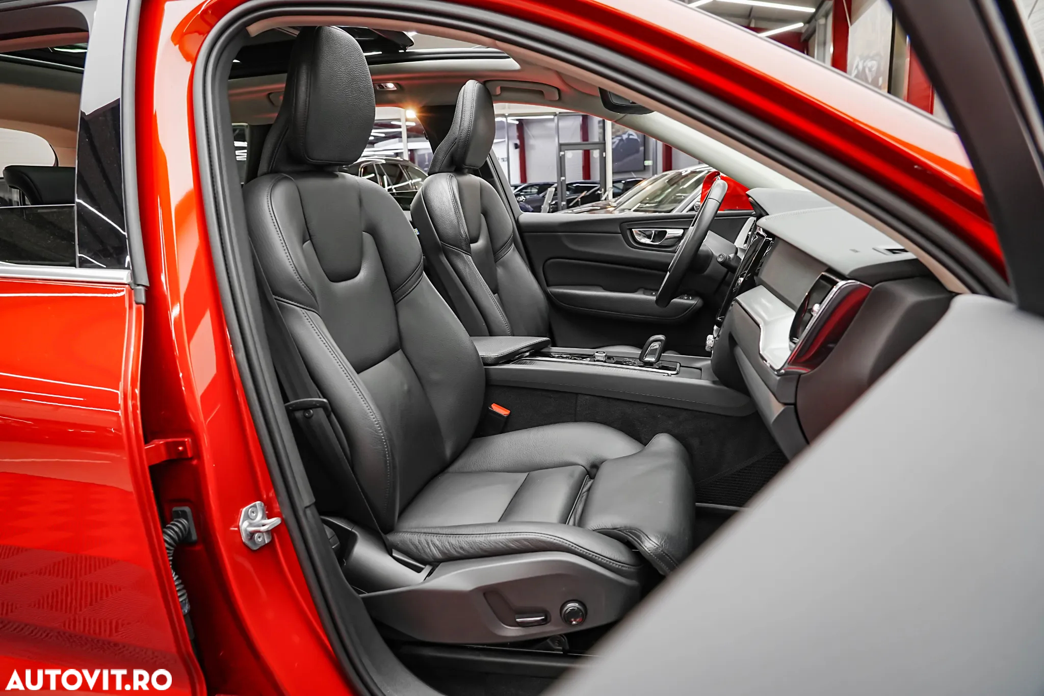 Volvo XC 60 T8 Twin Engine AWD Geartronic Momentum - 4