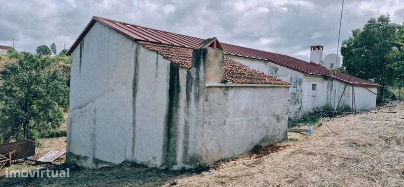 Moradia inserida em terreno de 3.700 m². - Grande imagem: 4/12