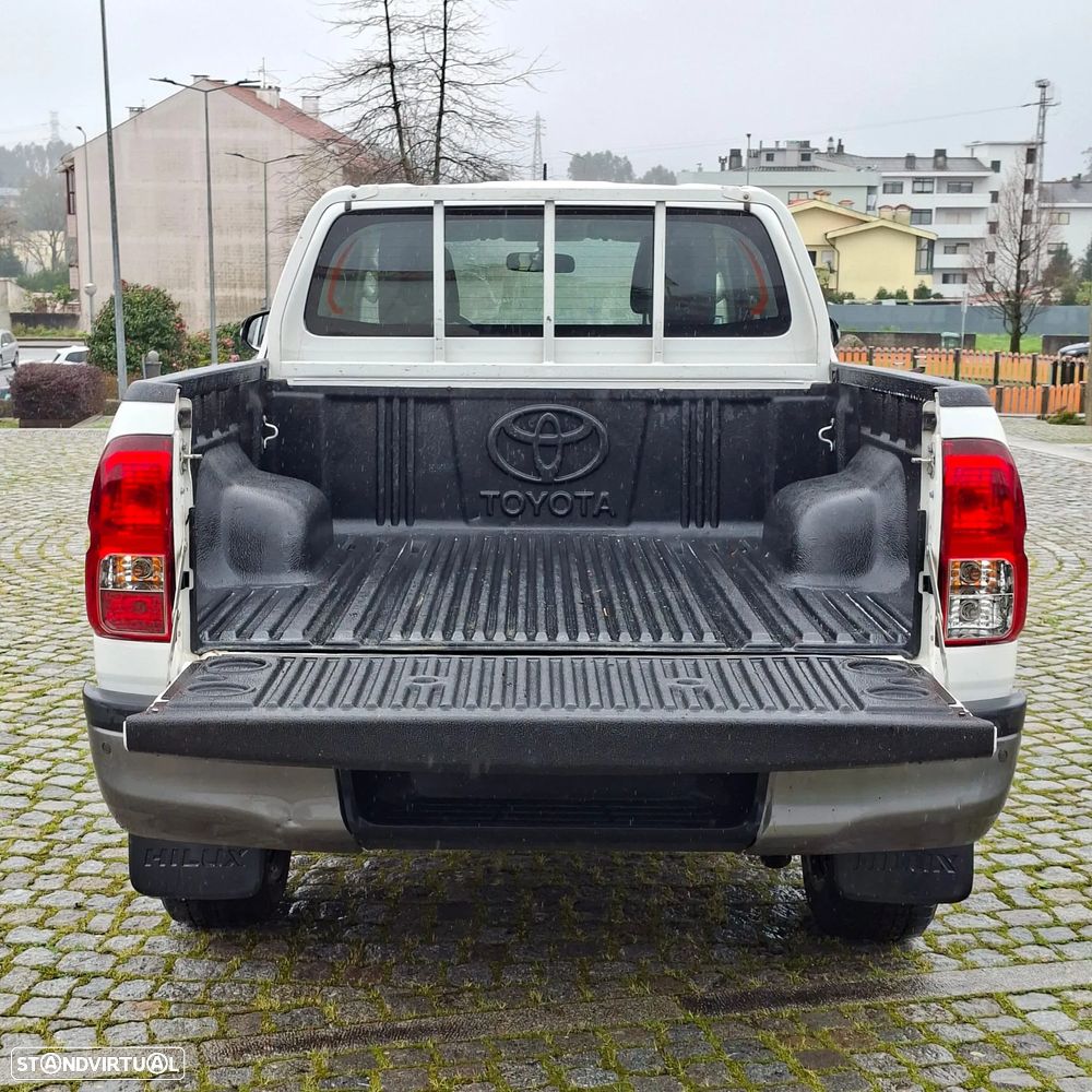 Toyota Hilux 2.4 D-4D 2WD CE CM 3L (Apenas 37.000kms) - 8