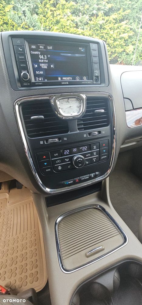Chrysler Town & Country 3.6 Limited - 13