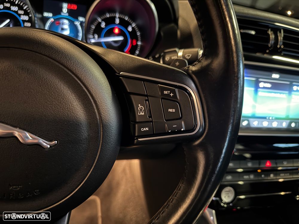 Jaguar XE 2.0 D R-Dynamic HSE - 13
