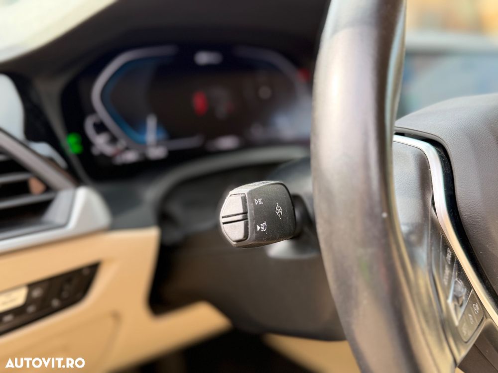 BMW Seria 3 330e Aut. - 19