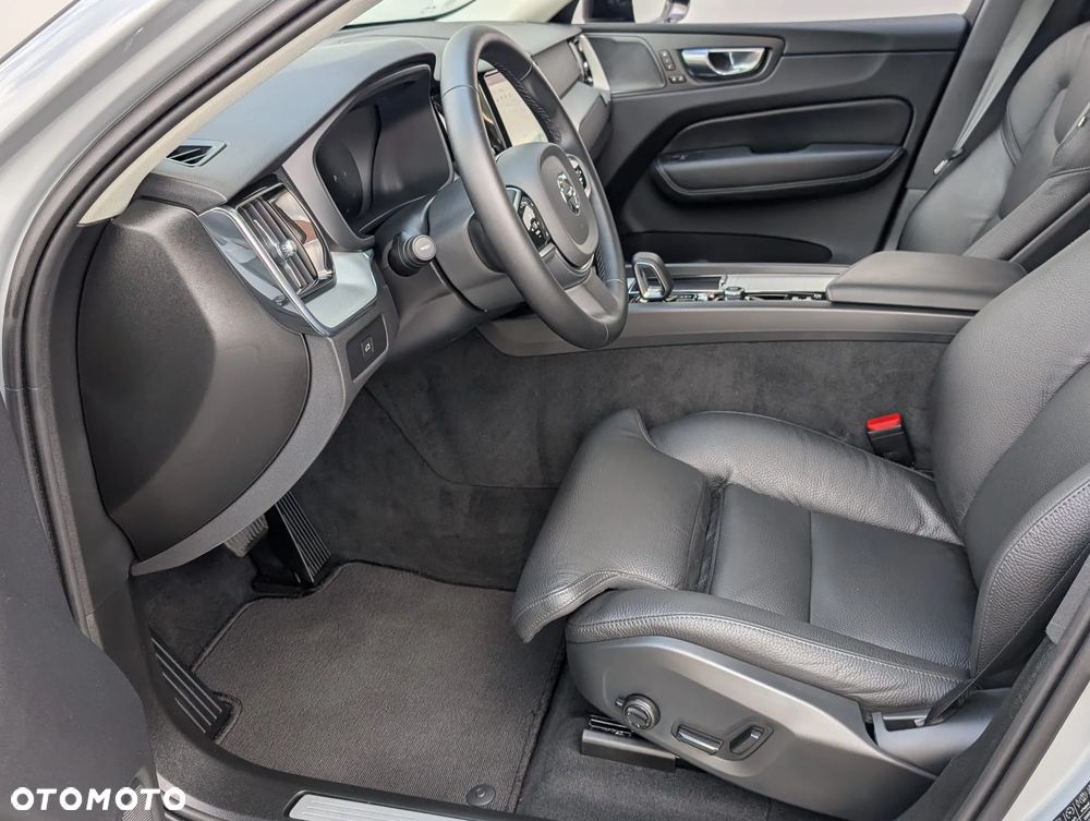 Volvo XC 60 B5 B AWD Plus Dark - 17