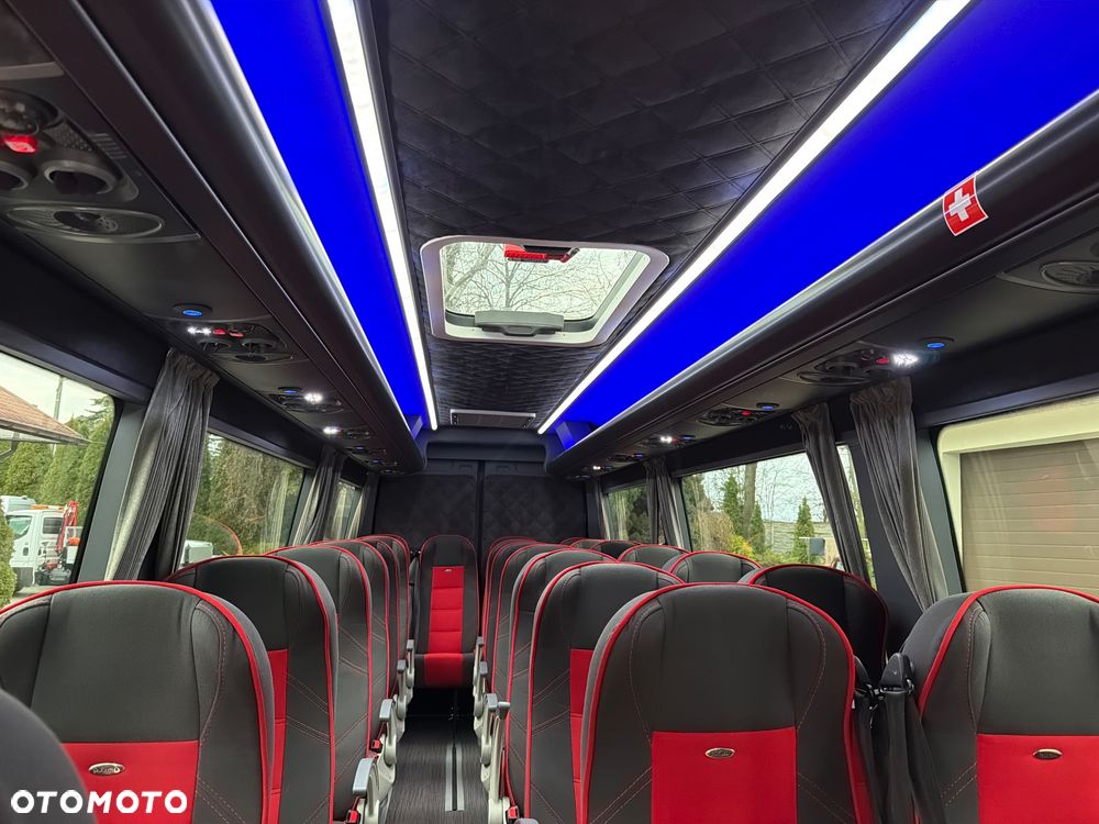 Iveco DAILY AUTOBUS 24 MIEJSCA / PRZEWÓZ OSÓB NIEPEŁNOSPRAWNYCH / KLIMA POSTOJOWA / WEBASTO / TELEWIZOR / LEDY W ŚRODKU KOLOROWE / Salon Polska/ Nowe Opony/Jak Nowe/Mały Przebieg/ - 31