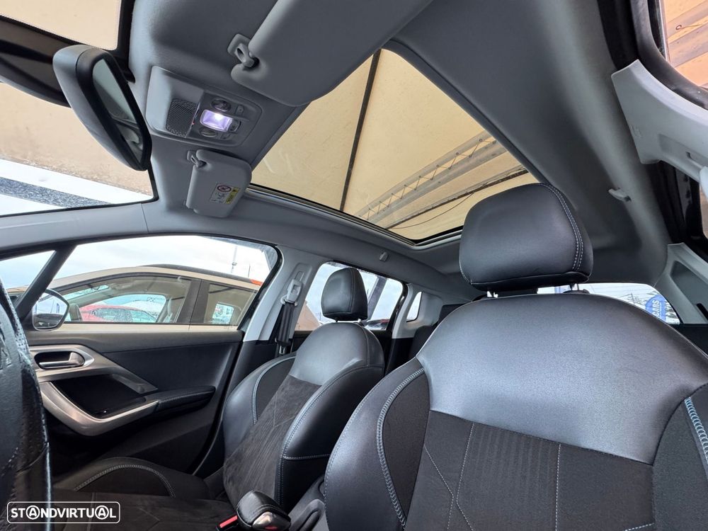 Peugeot 2008 1.2 PureTech Allure - 12
