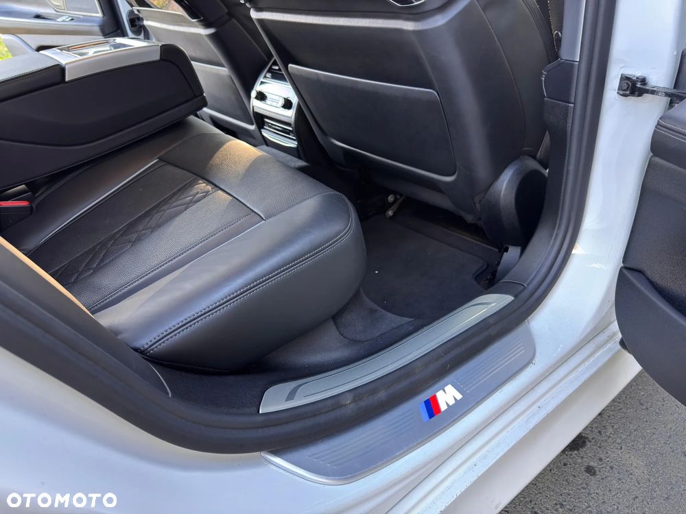 BMW Seria 7 750i xDrive - 9