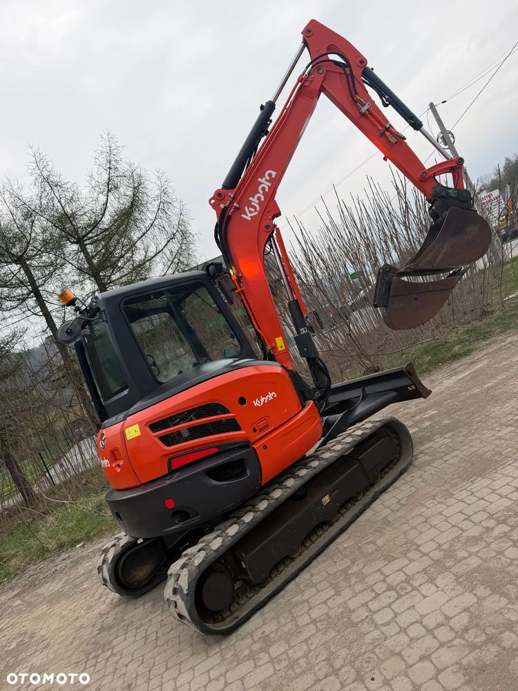 Kubota U55-4. koparka 5,5 tony. 2016 rok. 2300 mtg! KLIMATYZACJA. Długie ramie plus! 3sekcje Hydrauliczne. zamki na tłokach. Koparka Jak nówka sztuka. Zadbana zero zużycia. Z gospodarstwa Norweskiego. Zmiana łyżek Hydrauliczna. LENHOFF. Ani deka luzów wycieków. Szybka wolna jazda. Gąski perfekt stan. OKAZJA TANIO. Aktualna Dekra. Po serwisach eksploatacyjnych. Mocny silnik Kubota 4 cylindry! Zamki na tłokach. Wielka Okazja - 39