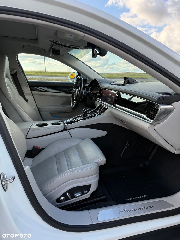 Porsche Panamera Standard - 4