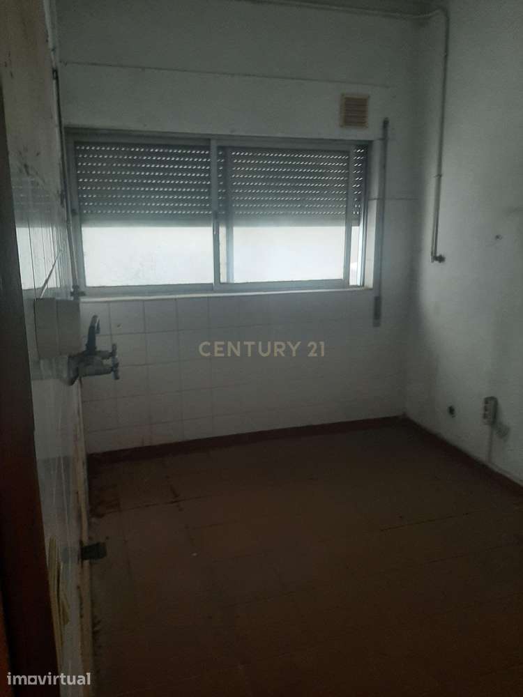 Andar de prédio com 6 divisões, 3 WC, com afetação a serviços / escrit - Grande imagem: 5/12