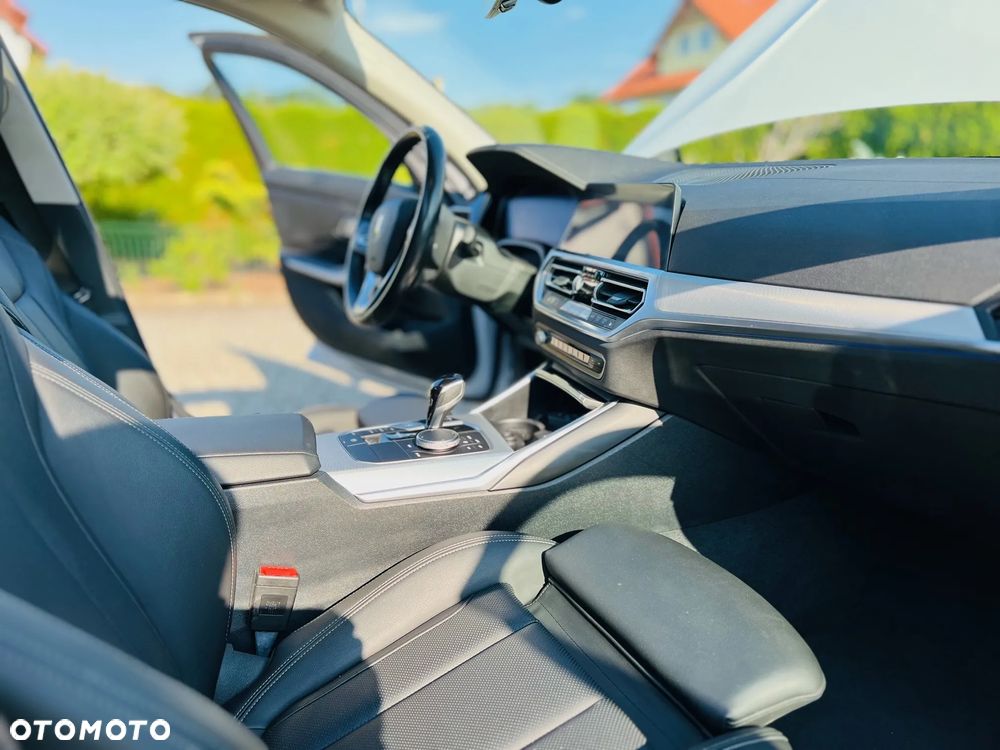 BMW Seria 3 320d xDrive Luxury Line sport - 24