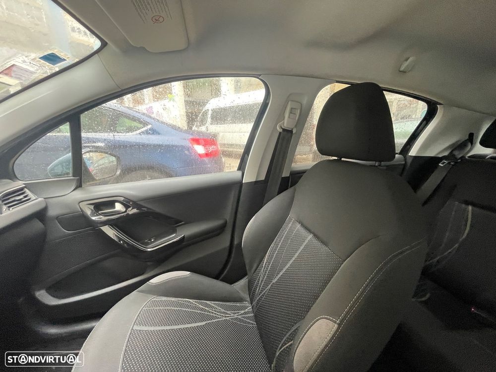 Peugeot 208 - 7