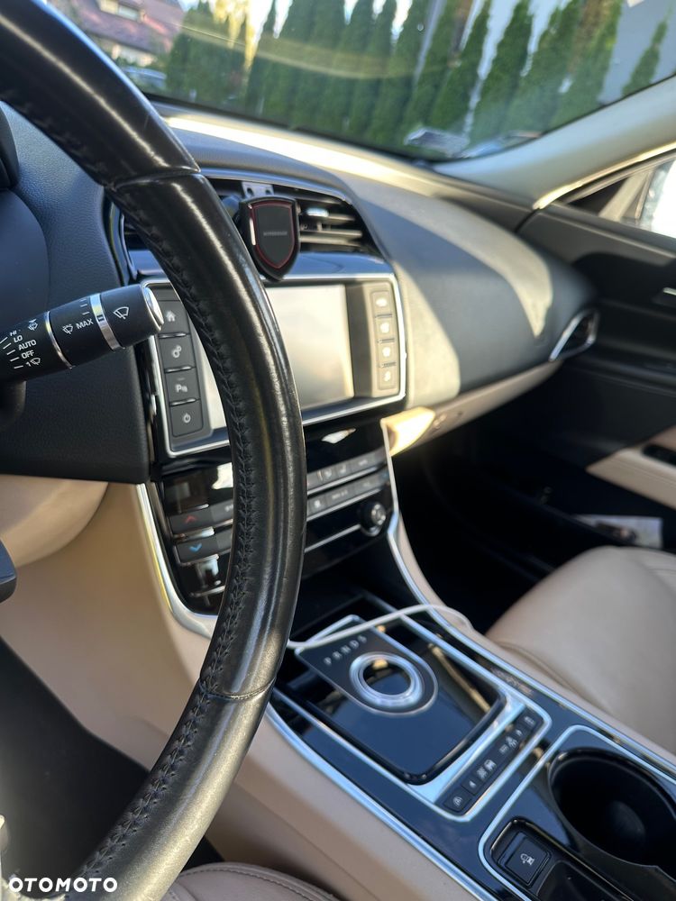 Jaguar XE 2.0 T Prestige - 12