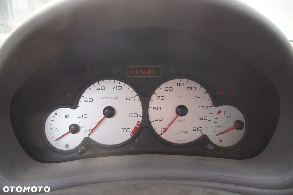 Auto na części - Peugeot 206 1.1 60 KM HFX 20CP08 EYL 2002R Silnik Skrzynia Drzwi Błotnik Klapa Zderzak Lampa Lusterko Klamka Szyba Deska Kokpit Sterownik Moduł Czujnik Licznik Panel Kierownica - 12