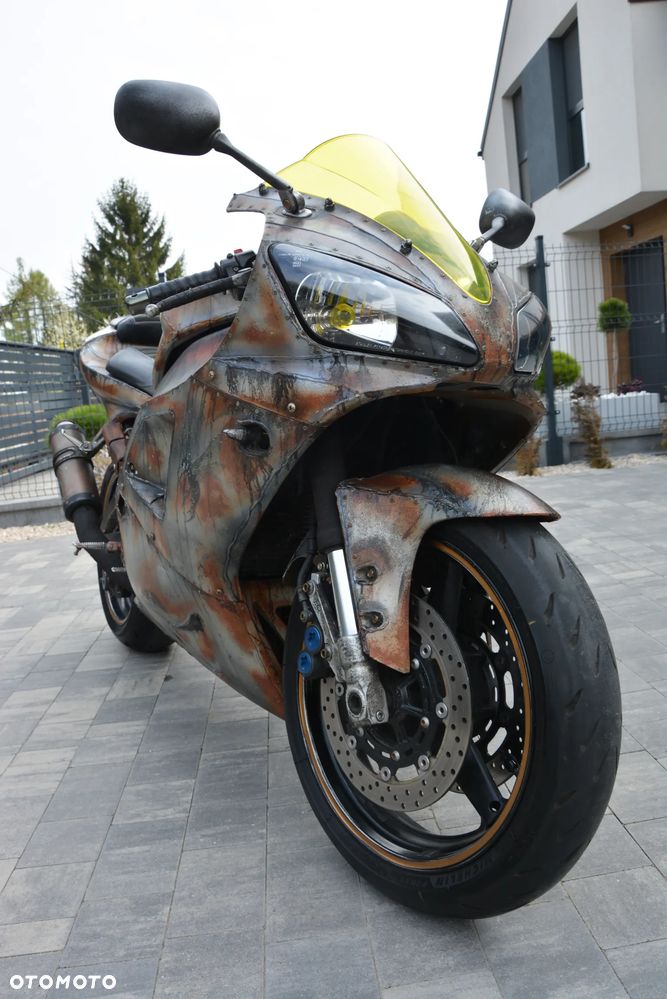 Yamaha R1 - 11