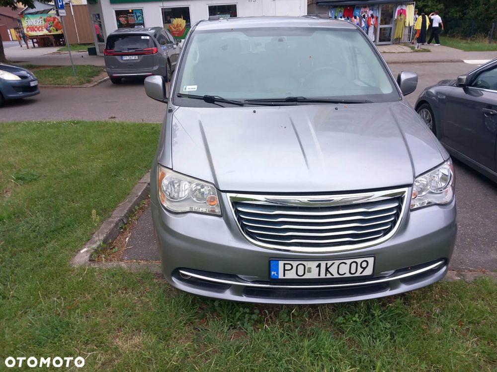 Chrysler Town & Country - 3