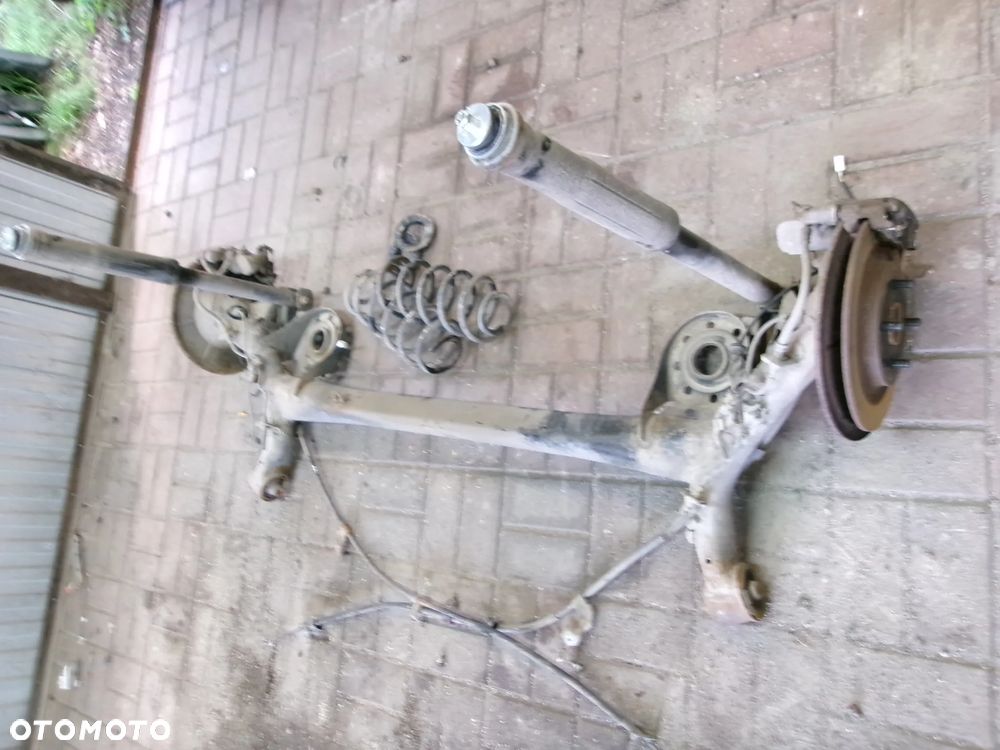 BELKA ZAWIESZENIA TYŁ KOMPL. TARCZE TOYOTA YARIS II  05-11 - 1