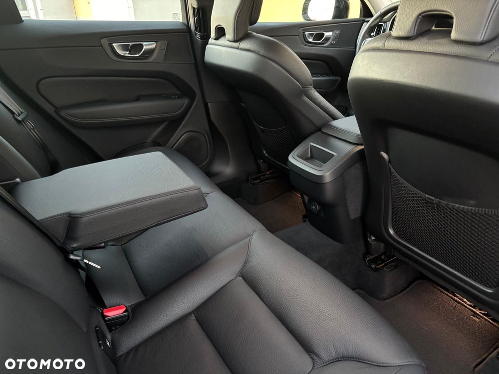 Volvo XC 60 B4 D Plus Dark - 18