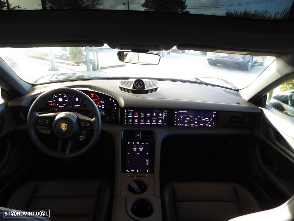 Porsche Taycan Cross Turismo 4 - 16