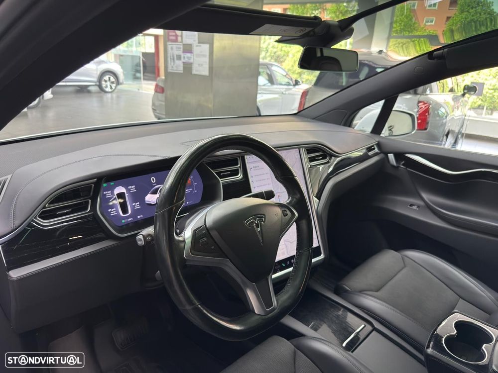 Tesla Model X - 24