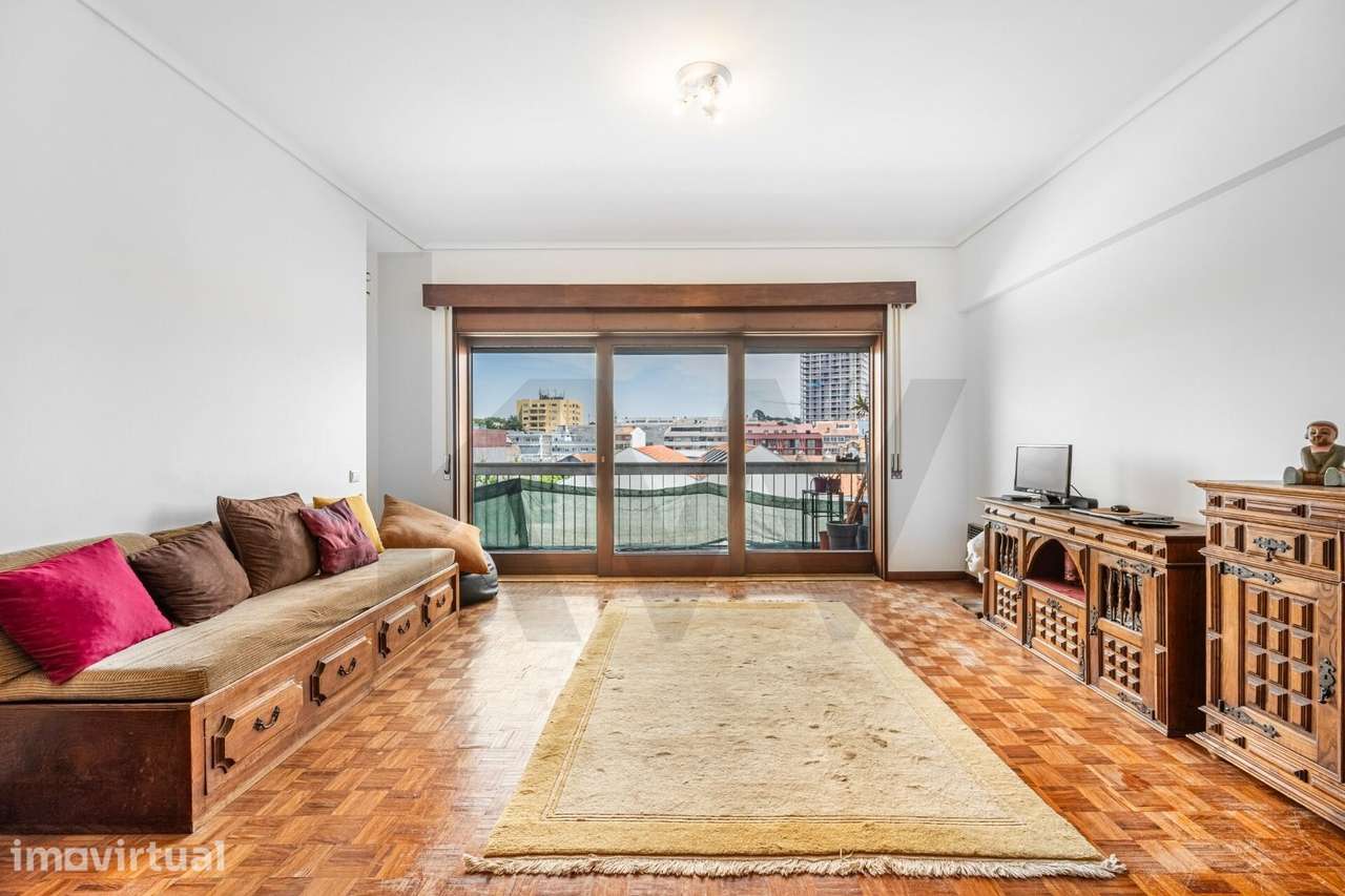 Apartamento T2 com varanda e potencial  para T3 - R. Dom João IV - B - Grande imagem: 2/34