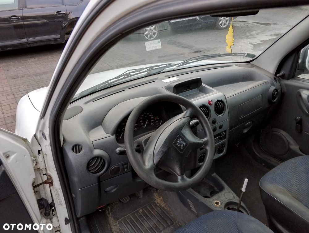 Peugeot Partner I FL (02-10r.) 1.6 HDI 74KM. Silnik DV6BTED4 Skrzynia 20DP37 lakier EWP/EWPA/EWPB/249. Cały na części. GWARANCJA !!!  Przód Tył Zestaw Komplet Drzwi Klapa Zderzak Błotnik Maska Grill Atrapa Szyba Pas Lampa Lusterko Boczki Fotel Kanapa Kokpit Deska Rozdzielcza Przełącznik Włącznik Sterownik Przewody Wiązka Instalacja Moduł Komputer Czujnik Listwa Pompa Alternator Wtryski Głowica Rozrusznik Kompresor Sprzęgło Dwumas Silnik Skrzynia ABS Klimatyzacji Paliwa Wspomagania Kolektor Turbina Przepustnica Zawór Chłodnica Koło Hak Belka Sanki Zawieszenie Mcpherson Półoś Amortyzator Wydech Tłumik Zacisk Most - 7