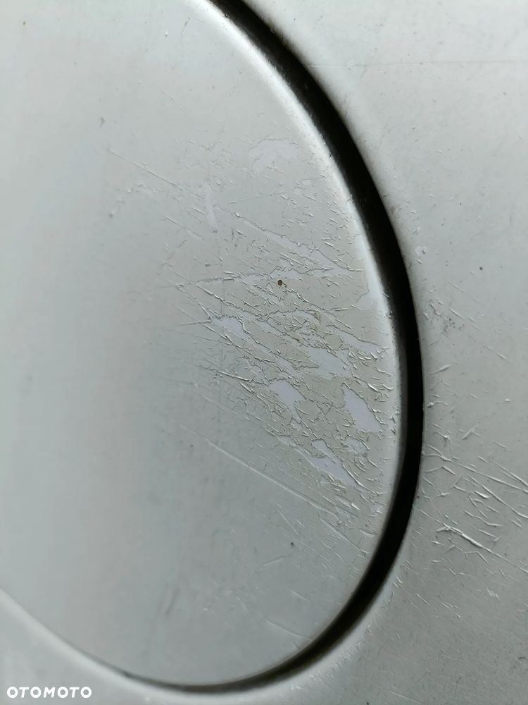 MAZDA 3 I BK 03-06 2005 r. SPORT klapka wlewu paliwa biała AD4 - 2