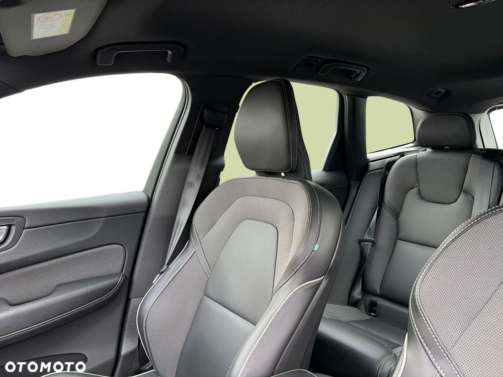 Volvo XC 60 B4 D AWD Plus Dark - 11