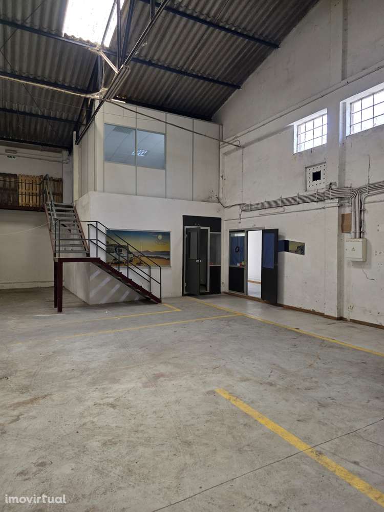 Armazém de 500m² com escritórios e estacionamento - Grande imagem: 5/6