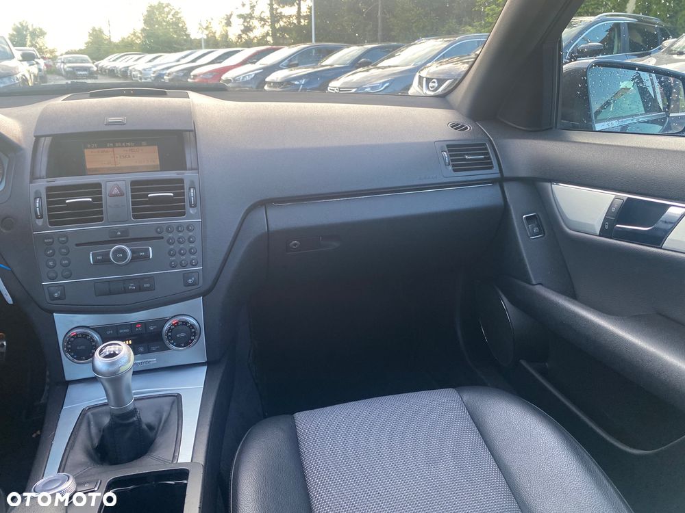 Mercedes-Benz Klasa C 180 CGI BlueEFFICIENCY Avantgarde - 36