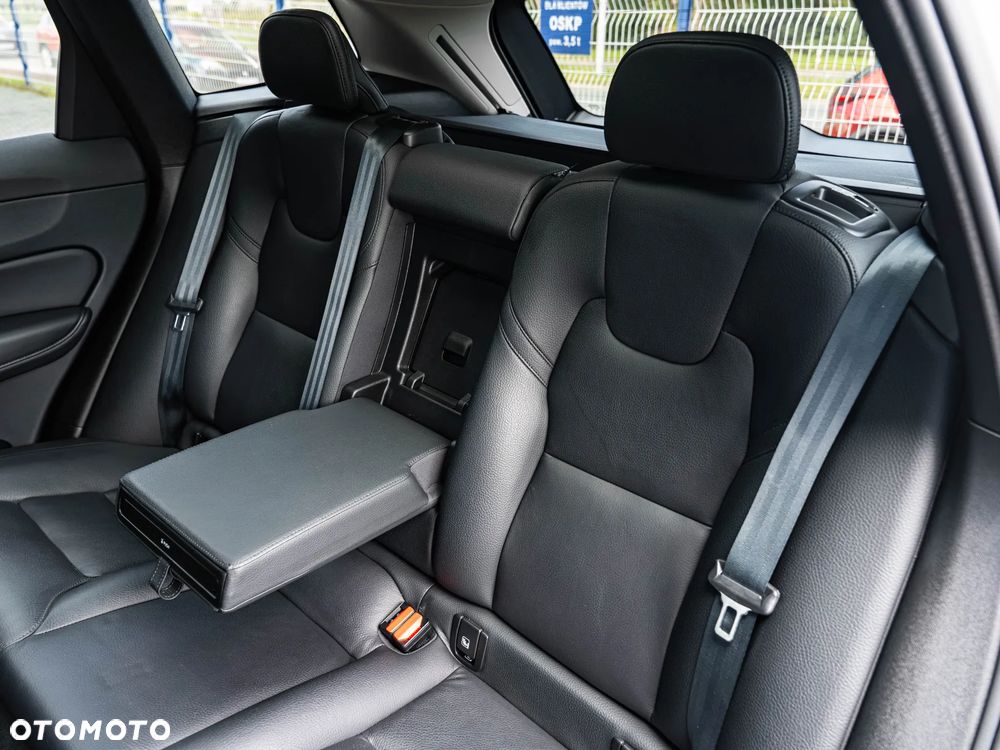 Volvo XC 60 B4 D Plus Dark - 27