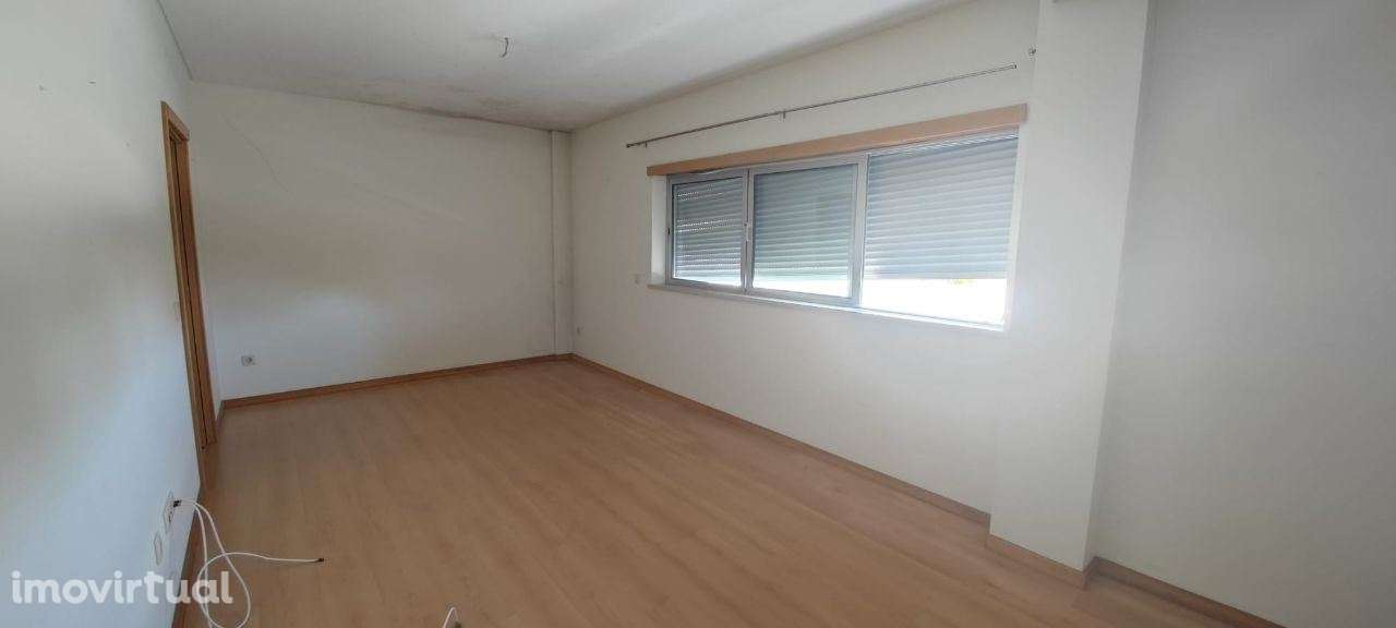 Apartamento T2 com parqueamento e vista de mar.  A 3 minutos da pra... - Grande imagem: 4/23