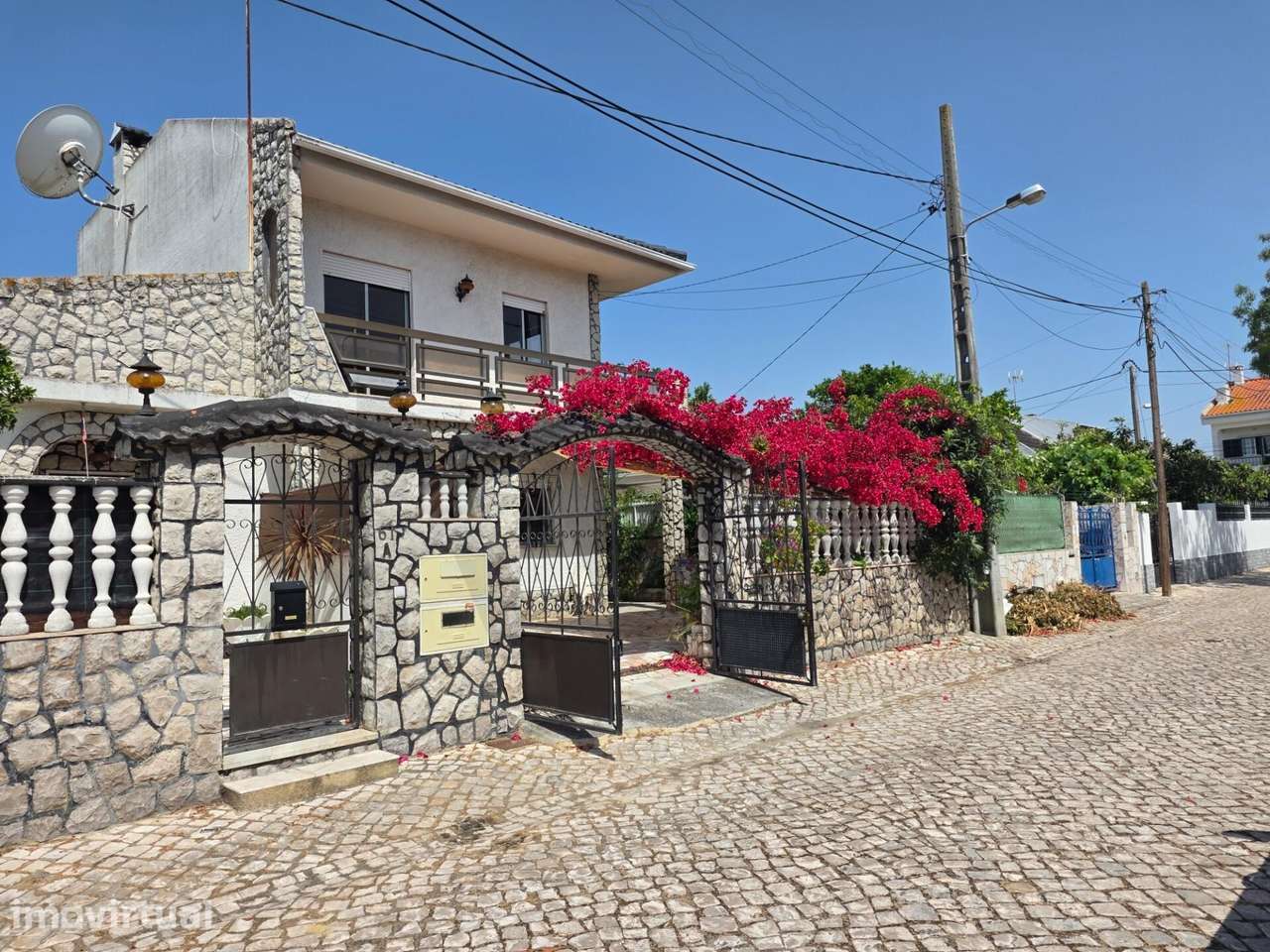 Moradia T4 para arrendamento na Charneca da Caparica com exterior, bar - Grande imagem: 3/47