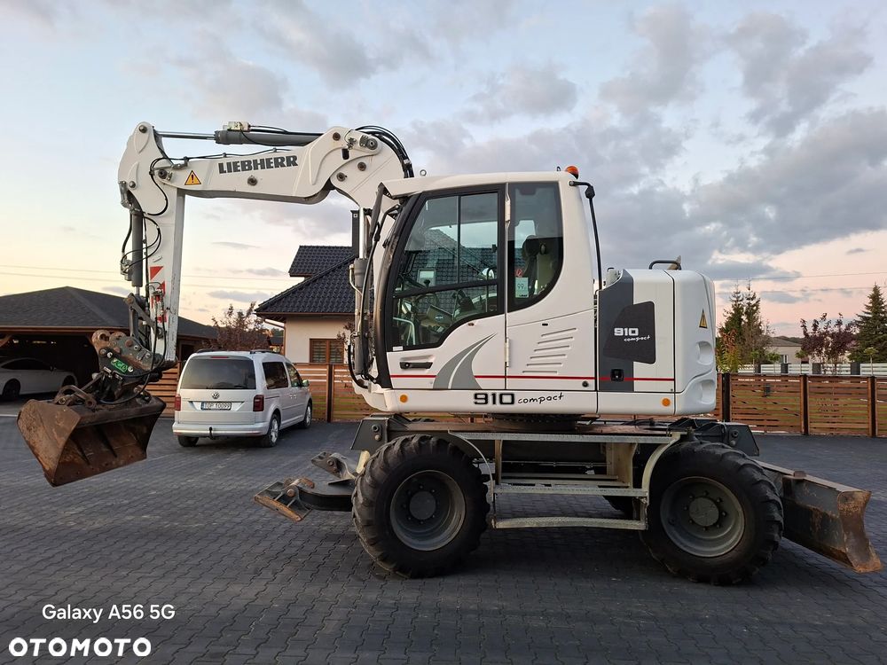 Liebherr A910 Compact Rok 2016 - 1
