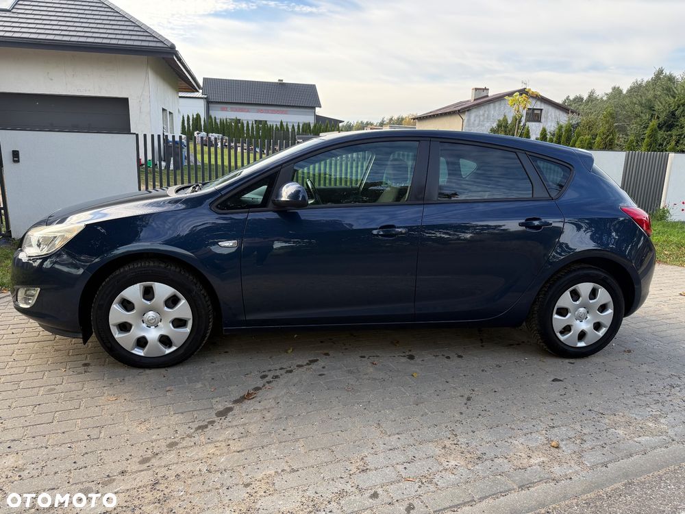 Opel Astra 2011 photo 2