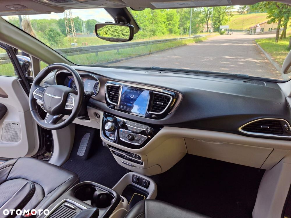 Chrysler Pacifica - 12