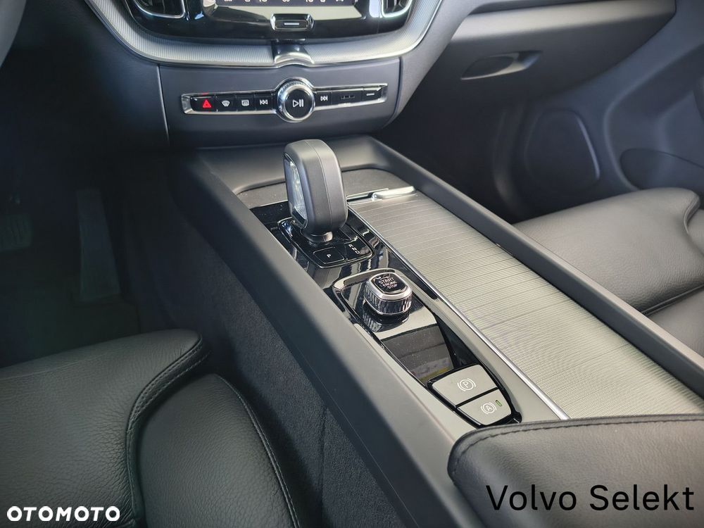Volvo XC 60 B4 D Plus Dark - 29