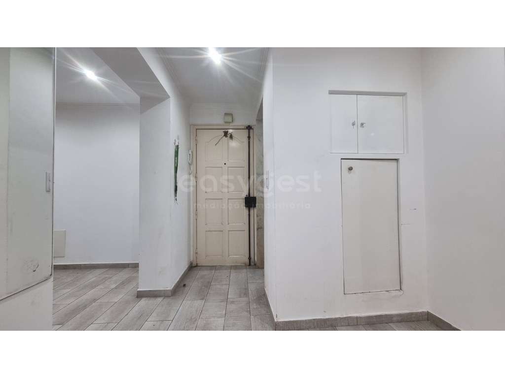 Apartamento T2 com Logradouro e Churrasqueira - Olival Basto - Grande imagem: 3/15