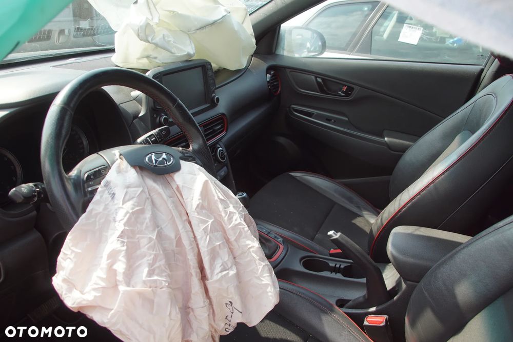 Auto na części - Hyundai Kona I 1.6 T-GDI 177 KM G4FJ D7UF1 YG7 2019R Silnik Skrzynia Drzwi Maska Błotnik Zderzak Klapa Lampa Lusterko Klamka Szyba Deska Kokpit Sterownik Moduł Czujnik Licznik Wyświetlacz Panel Kierownica - 9