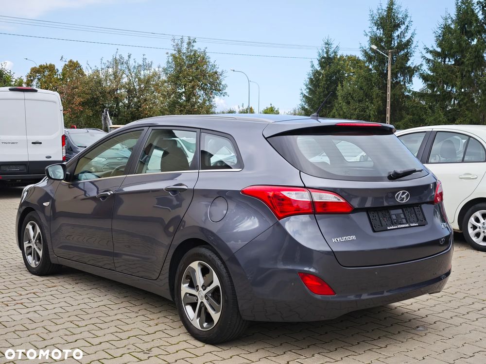 Hyundai i30 blue Kombi 1.6 GDi YES Gold - 9