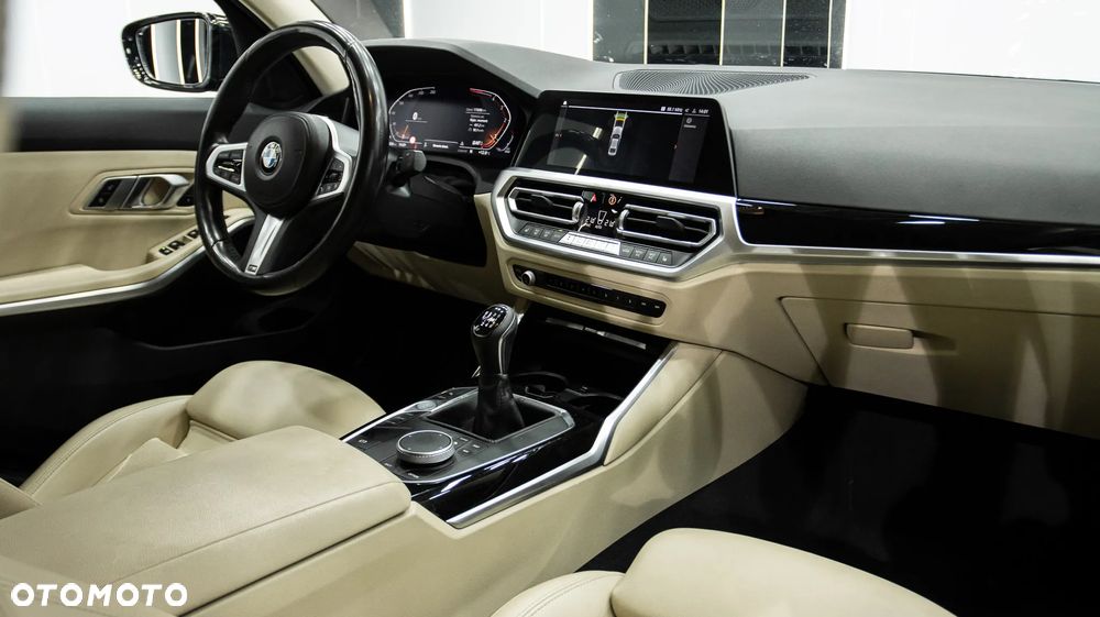 BMW Seria 3 320d M Sport - 12