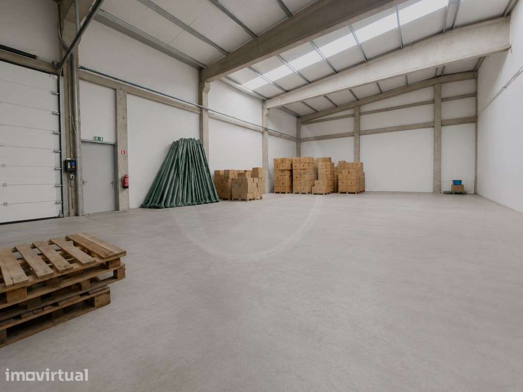 Armazém Industrial com 1.900 m² para Arrendamento em Fajozes - Grande imagem: 4/35