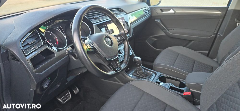 Volkswagen Touran - 12