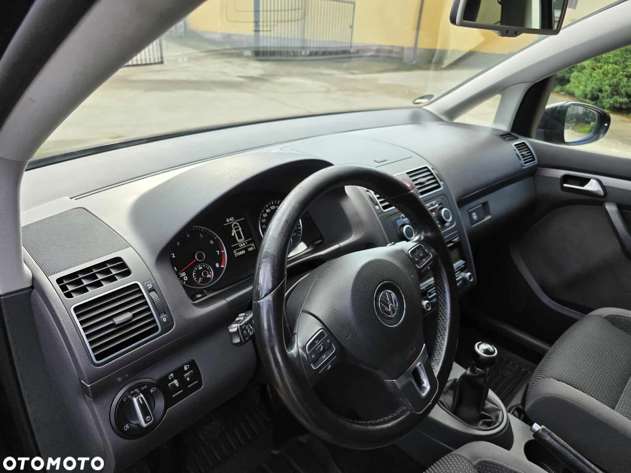 Volkswagen Touran - 11
