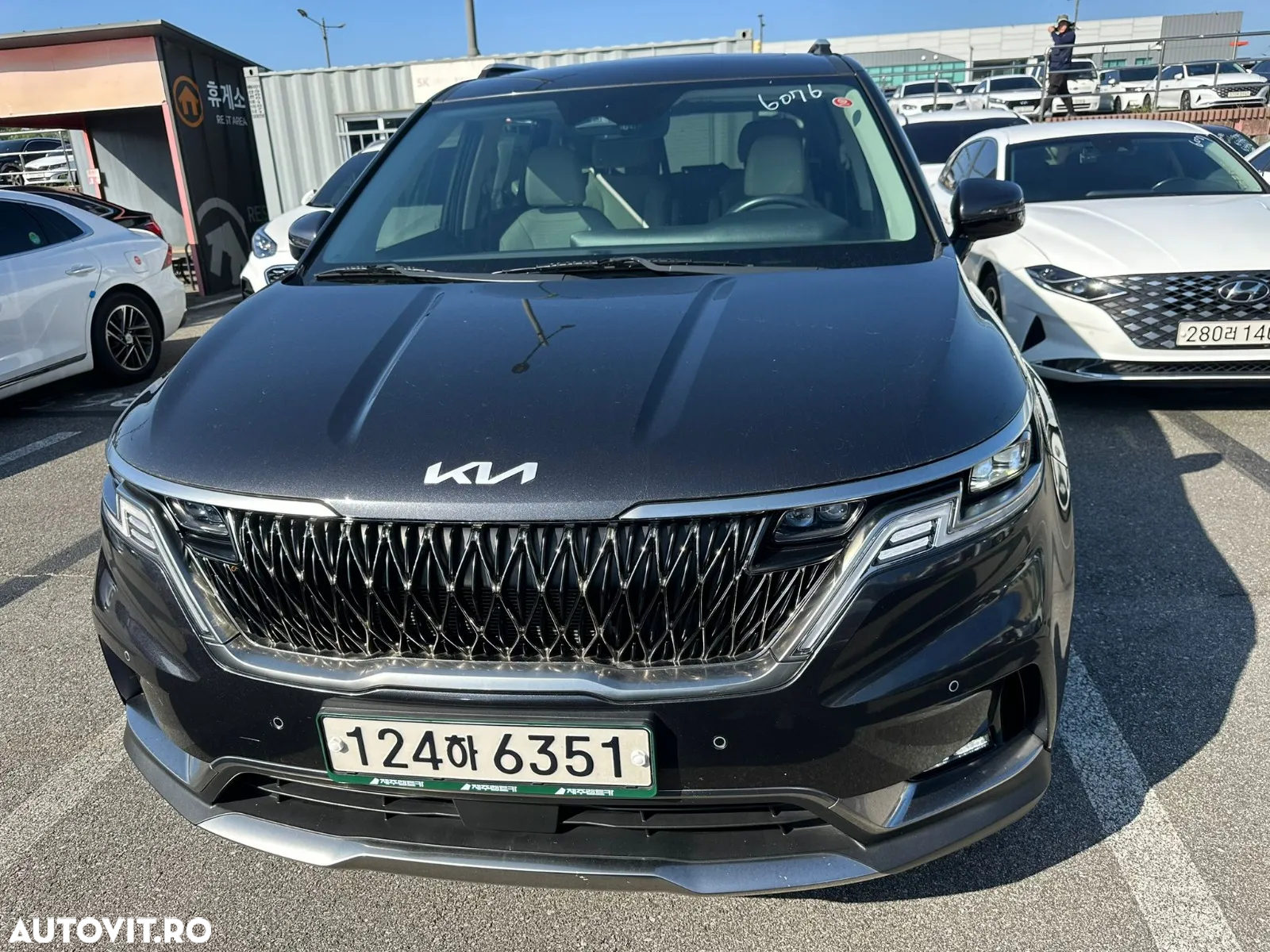 Kia Carnival - 12