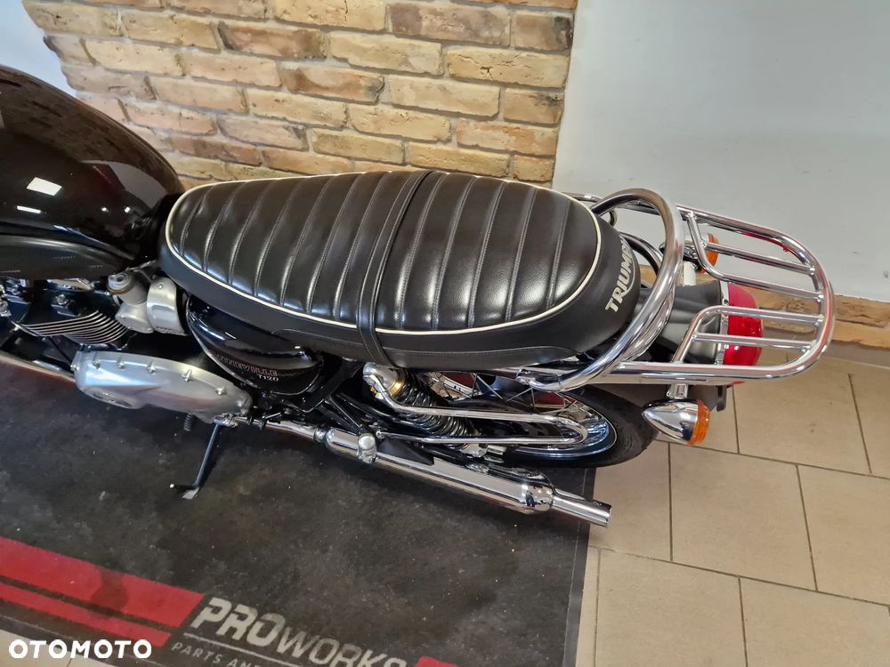 Triumph Bonneville - 9