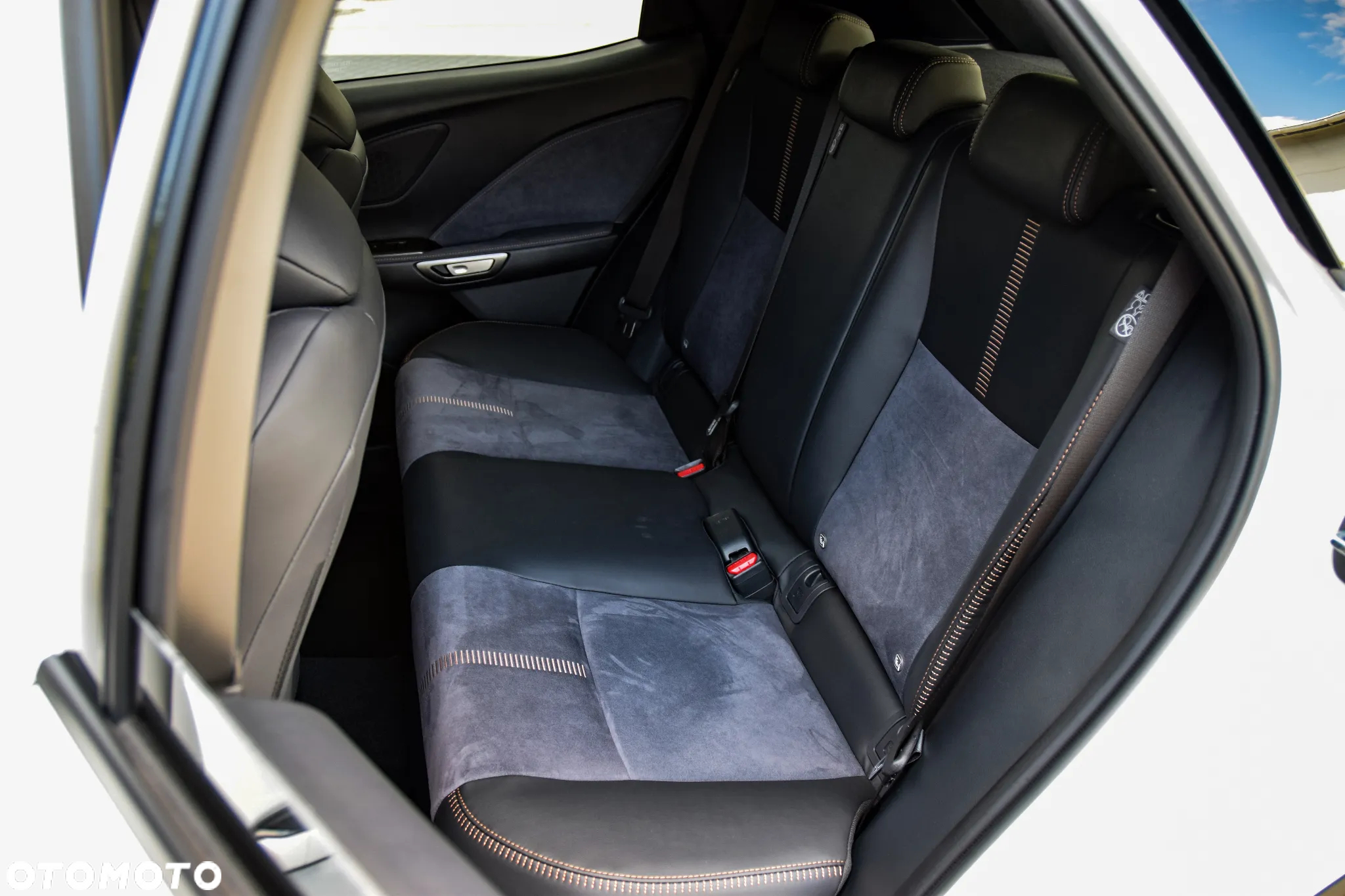 Lexus LBX 1.5 Hybrid Cool - 16