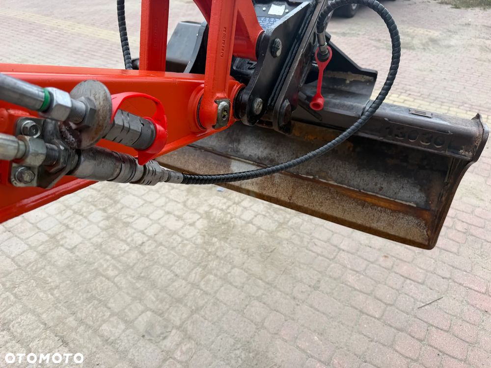 Kubota U27 Minikoparka koparka gąsienicowa 2.8 tony. jak Nówka sztuka z salonu! 2017 rok. 1570mtg. Przywieziona z Gospodarstwa Norweskiego! Zadbana Maszyna ani deka luzów i wycieków. Aktualna Dekra dokumentacja BMWT! Łyżka skarpowa uchylna Hydrauliczna! Szybka wolna jazda. Zamki na tłokach. Wersja Norweska!! OKAZJA Tanio - 18