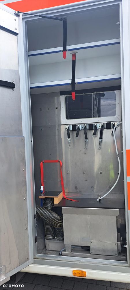 Mercedes-Benz 519 - 32