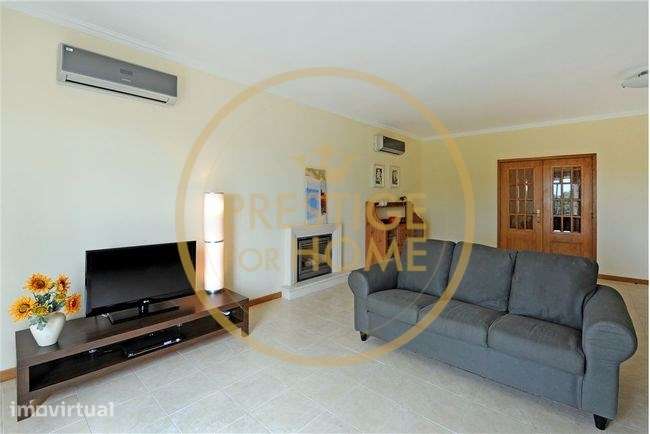 Excelente Moradia T5 de 3 pisos, 7 divisões e garagem e piscina com ár - Grande imagem: 3/20