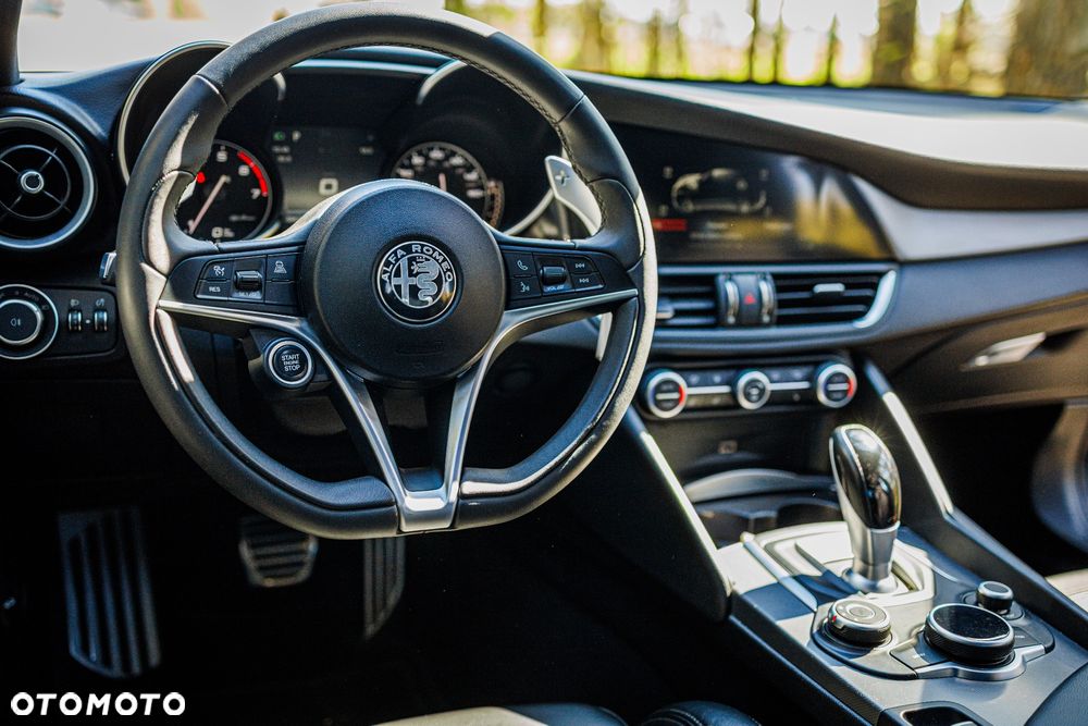 Alfa Romeo Giulia 2.0 Turbo 16V AT8-Q4 Veloce - 10